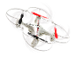 Witte quadcopter in vlucht tegen een zwarte achtergrond