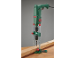 Groene elektrische boormachine met boorstandaard, boort in een houten plank.