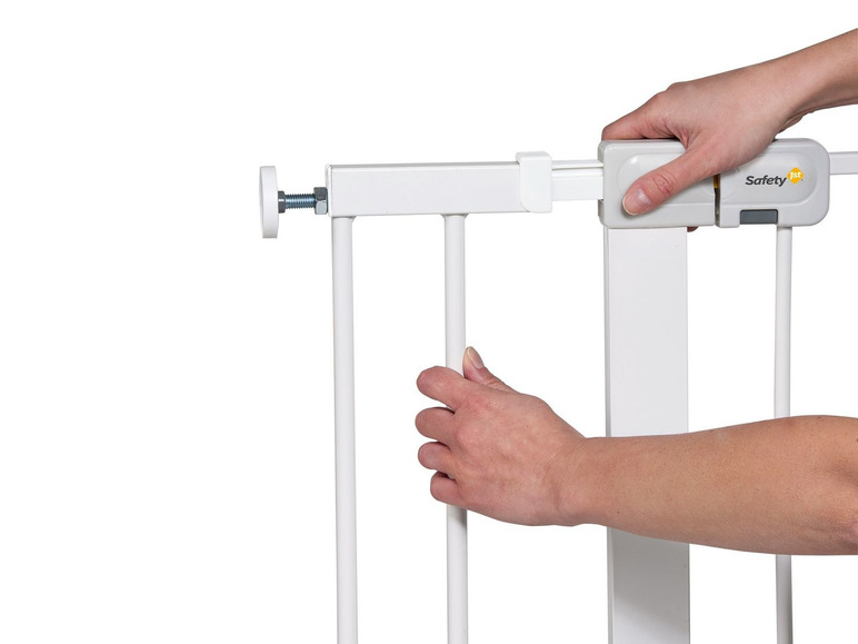 Een witte Safety 1st babyhekje wordt geopend.