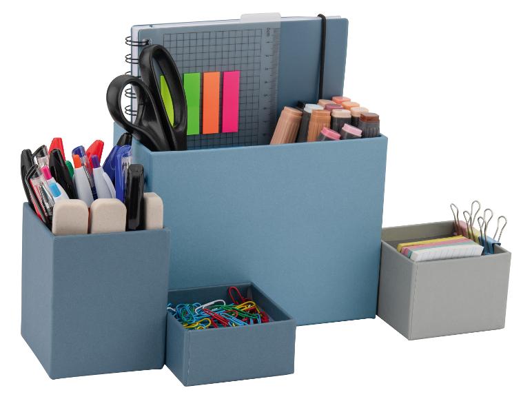 Bureau organizer met pennen, schaar, stiften en paperclips.