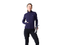 Vrouw in donkerblauw sportjack en zwarte legging met een waterfles in haar hand