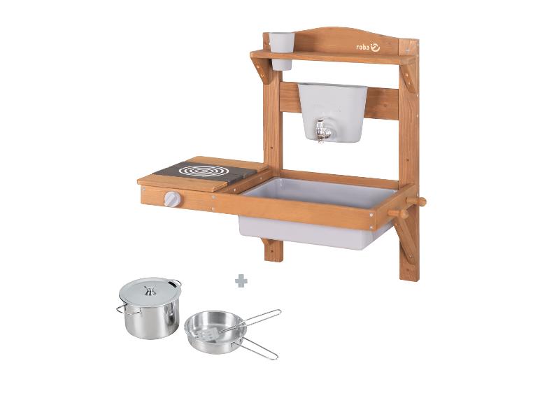 Houten modderkeuken met gootsteen, kookplaat en metalen kookaccessoires.