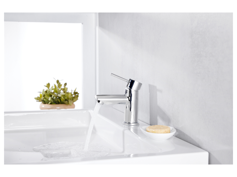 Moderne badkamerkraan met zeep in een zeepbakje.