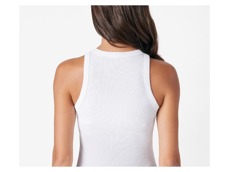 Een vrouw draagt een wit tanktop.