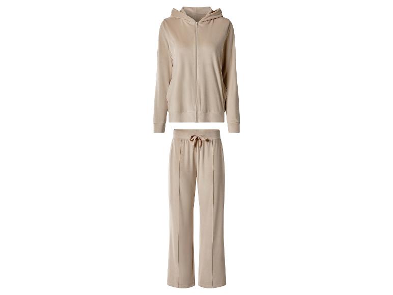 Beige velours trainingspak met een hoodie met rits en bijpassende broek met wijde pijpen.