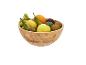 Houten kom gevuld met vers fruit, waaronder druiven, peren en sinaasappels.