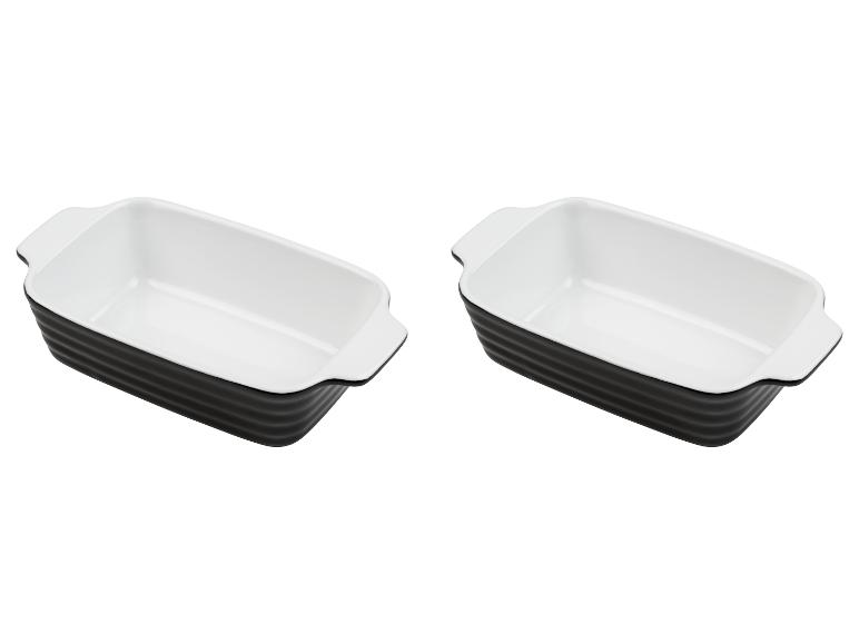 Twee witte ovenschaal met zwarte strepen