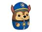 Een Paw Patrol knuffel in de vorm van Chase