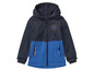Een blauwe softshell jas voor jongens met een capuchon.