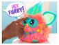 Hand drukt op een kleurrijk interactief Furby-speeltje met spraakballon 'HEY FURBY!'