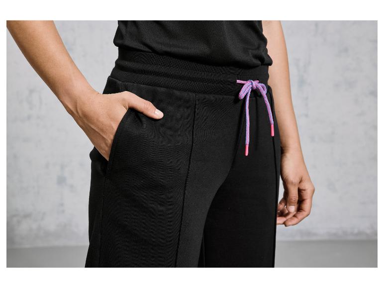 Zwarte broek met trekkoord en zakken.