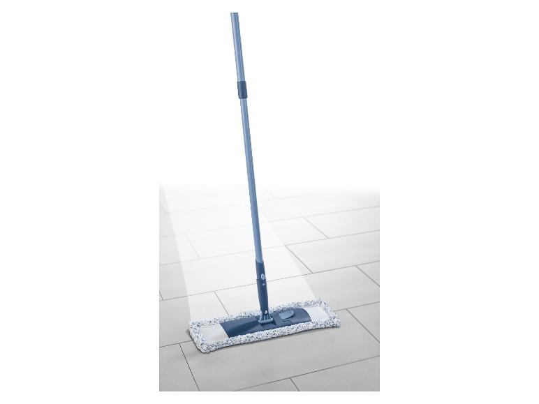Een vlakke mop met een blauwe steel en een witte en blauwe microvezelkop op een tegelvloer.