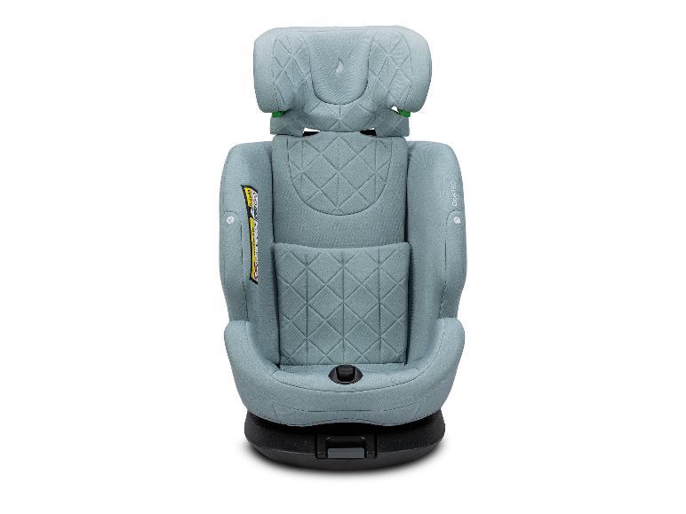 Lichtblauwe baby autostoel met gewatteerde details en een draaibare basis.