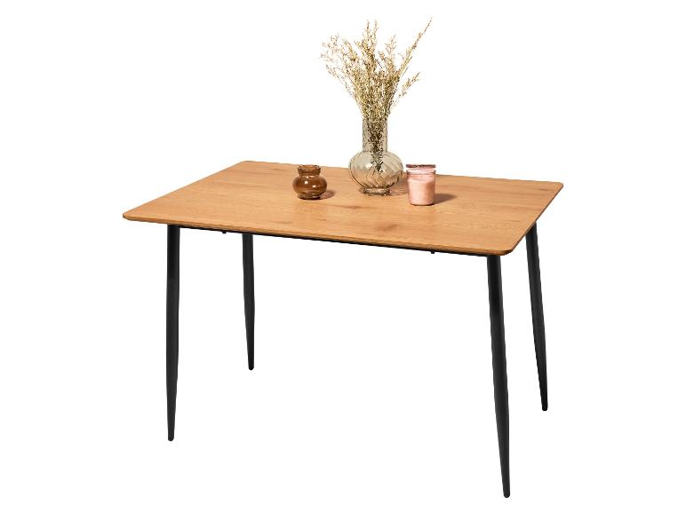 Houten eettafel met zwarte poten, versierd met een vaas en kaarsen.