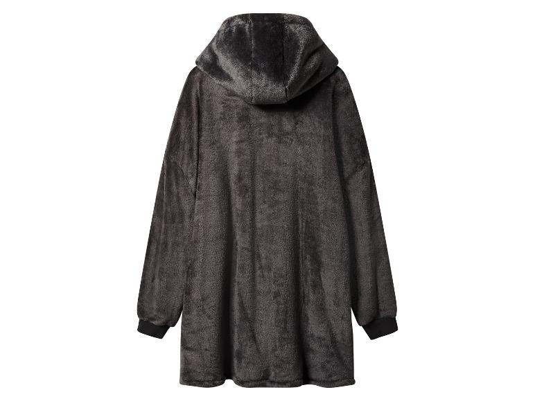 Grijze, pluche deken met capuchon, achteraanzicht.