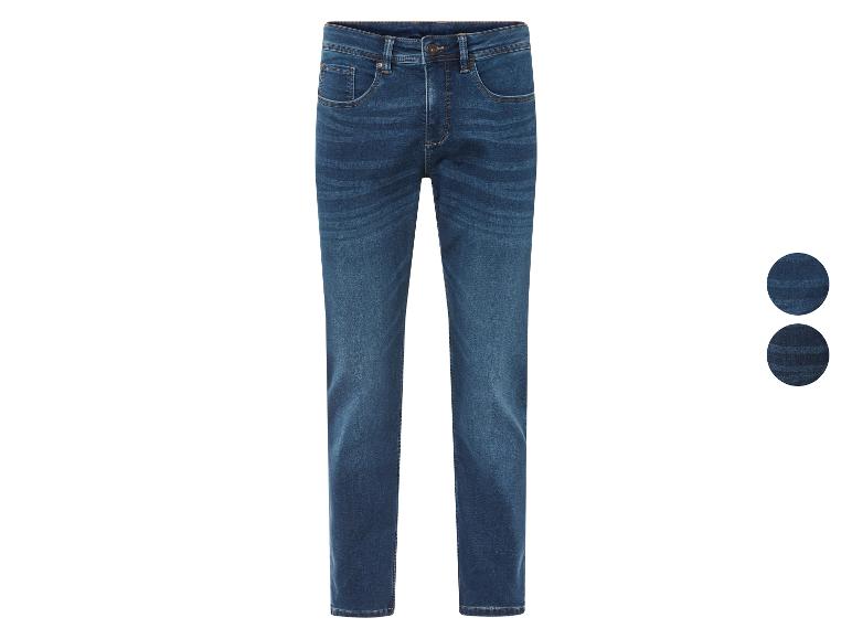 Een paar blauwe jeans in verschillende tinten