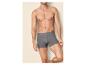 Man met ontbloot bovenlijf in grijze geribbelde boxershort met logoband
