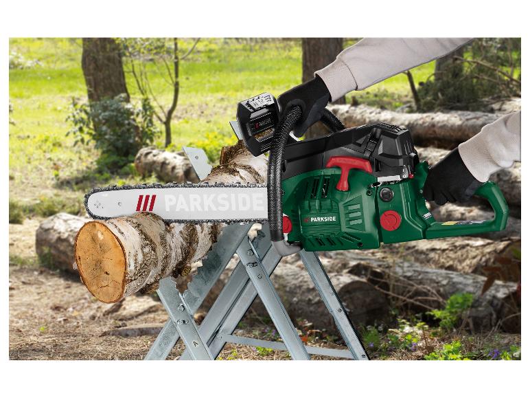 Parkside accu kettingzaag in gebruik.
