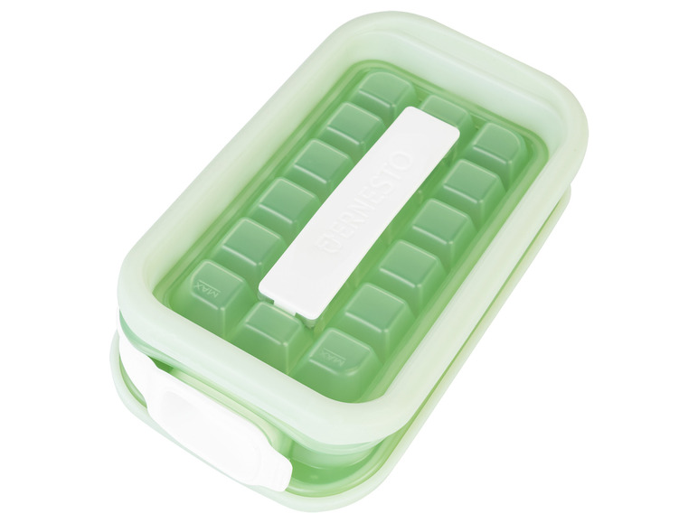 Een groene ijsblokjesvorm met een wit handvat van het merk Frisk.