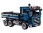 Een blauw-grijze Lego Technic speelgoedtruck met een kieptrailer.