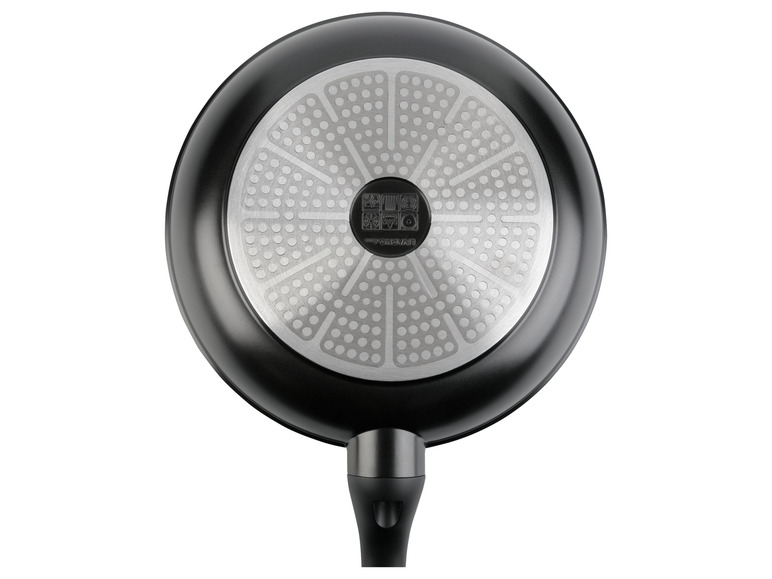 Een zwarte koekenpan met een stalen bodem en een Livarno Living logo.