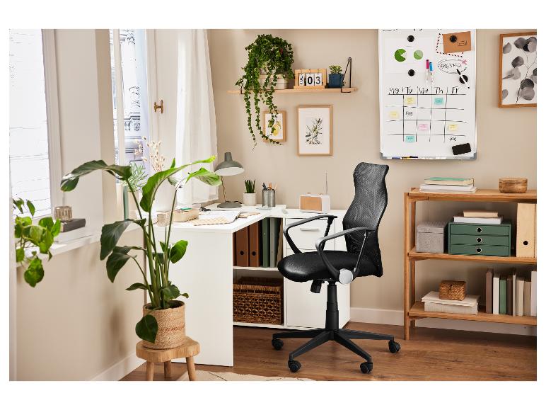 Modern bureau met zwarte ergonomische bureaustoel en opbergruimte.