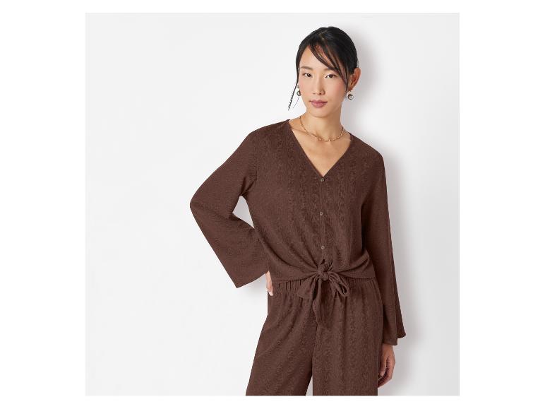 Bruine top en broek, casual stijl.