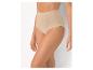 Vrouw in beige hoogsluitende slip met geribbelde textuur.