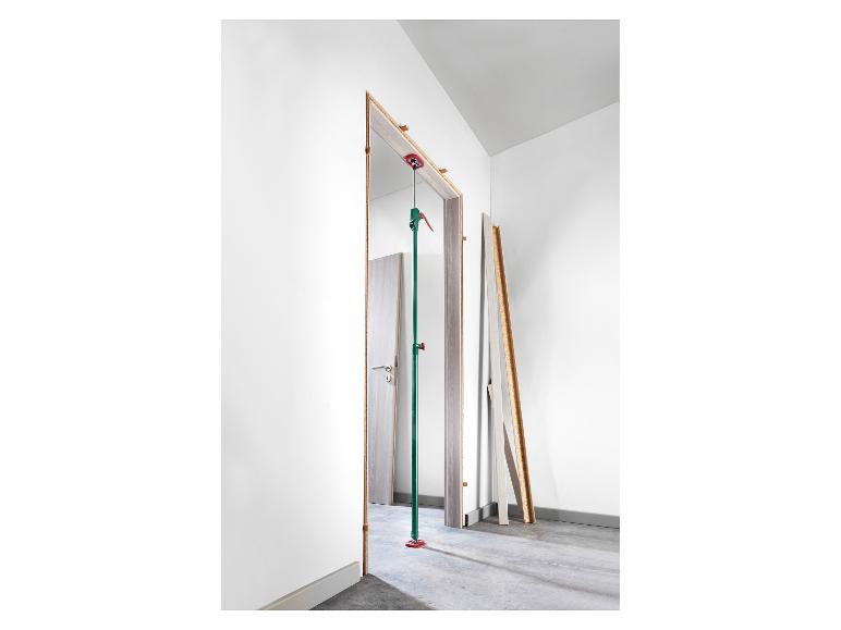 Een deurheffer in een nieuw geplaatste deuropening.