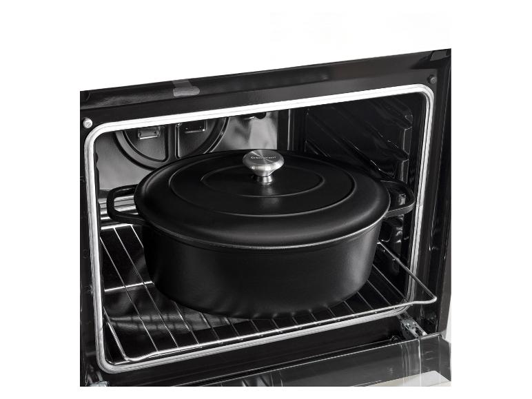 Zwarte gietijzeren braadpan in een oven.