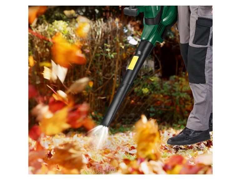 Iemand gebruikt een Parkside bladblazer om de tuin van gevallen bladeren te ontdoen.
