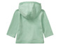 Een lichtgroen baby-hoodie met lange mouwen.
