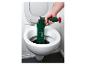 Een hand houdt een groene Parkside afvoerontstopper in een toilet.