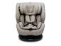 Beige baby autostoel met veiligheidsharnas en draaibare basis.