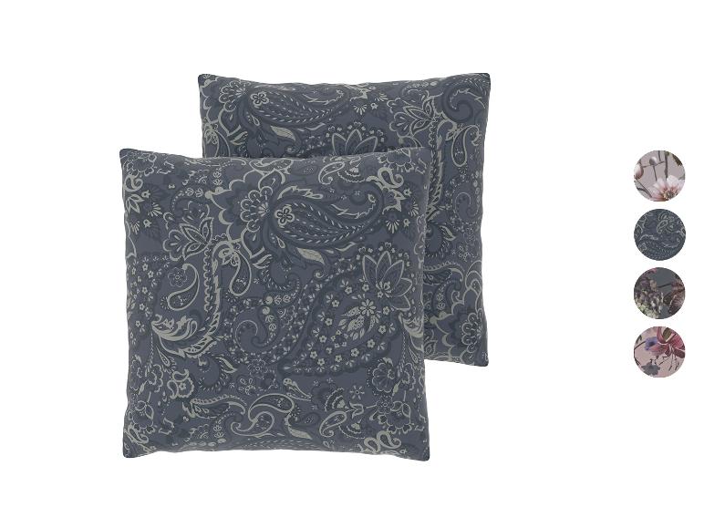 Twee decoratieve kussens met een paisley-patroon in blauw- en grijstinten.