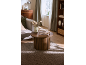 Ronde houten salontafel met verticale latten in een woonkamer.