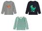 Drie jongens T-shirts met dinosaurussen en strepen.