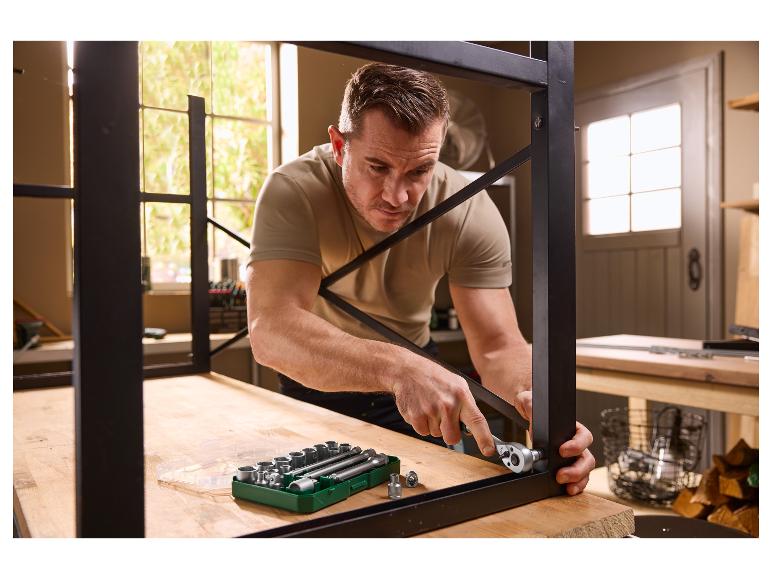 Man monteert metalen rek met dopsleutelset.