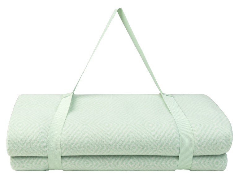 Een groene fleece deken met een geometrisch patroon en hengsels.