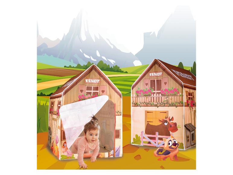 Speeltent in de vorm van een boerderij met een baby en dieren, tegen een berglandschap.