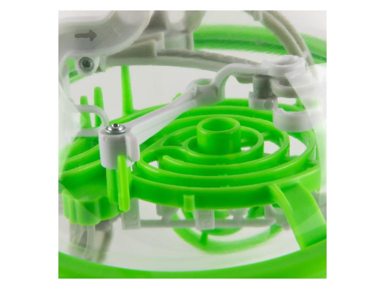 Close-up van een groene en witte 3D-labyrintbal