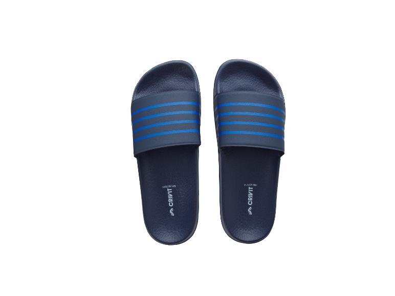 Donkerblauwe slippers met drie blauwe strepen.