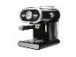 Zwart espressomachine met chromen details en een manometer.
