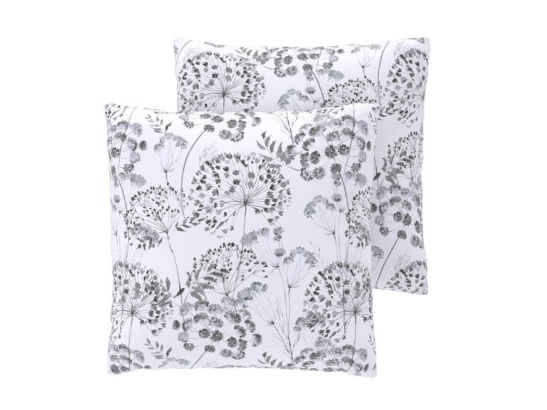 Twee witte kussens met een grijs bloemenpatroon