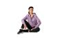 Vrouw in een paarse hoodie met rits, zwarte legging en zwarte sneakers, zittend op de grond.