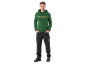 Man in groene hoodie met tekst en zwarte werkbroek.