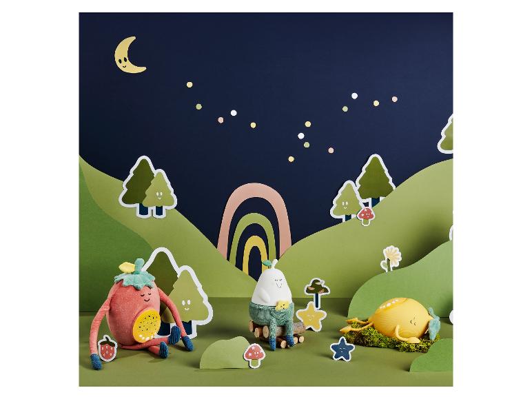 Schattige knuffels in de vorm van fruit en groenten in een nachtelijke setting.