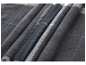 Close-up van een opgevouwen grijze geruite fleece deken