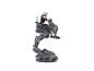 Een Mandalorian actiefiguur rijdend op een grijs AT-ST walker speelgoed.