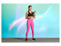 Een vrouw in roze leggings en een zwarte sportbeha doet oefeningen met dumbbells.